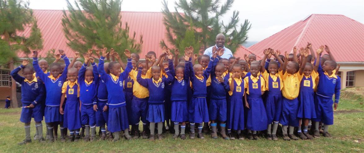 Unser Projektleiter Muzungu Ronald mit Schülern der Primary School.